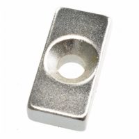 Silný neodymový magnet kvádr s otvorem 20x10x5 mm