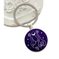 Kovový přívěsek na klíče - znamení Panna